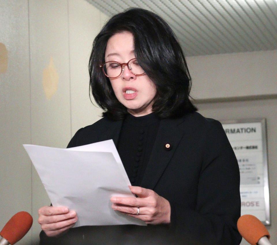 広瀬めぐみ議員57歳「別人」不倫謝罪 「涙声・黒服・薄化粧・眼鏡」で4回頭下げ 議員辞めない「メーク変わった」の声も 芸能 デイリースポーツ