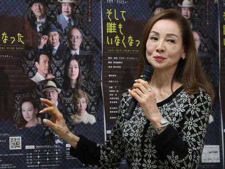 　ポスターに掲載された自身の写真（左下）のエピソードについ話す夏樹陽子（撮影・西岡正） 