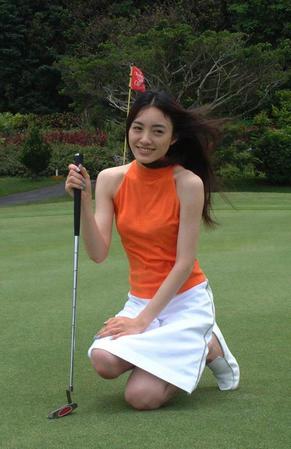 　ゴルフウエアに身を包んだ仲間由紀恵＝２００３年