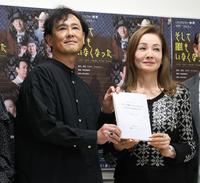 　山本陽子さんの台本を手にする野村宏伸（左）と夏樹陽子（撮影・西岡正） 
