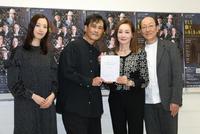 　静かに笑顔を浮かべる（左から）伶美うらら、野村宏伸、夏樹陽子、小野了（撮影・西岡正） 