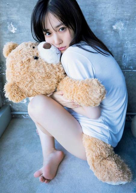 乃木坂４６・山下美月“集大成”の写真集で白肌美脚披露 フワフワのくまをギュッ/芸能/デイリースポーツ online