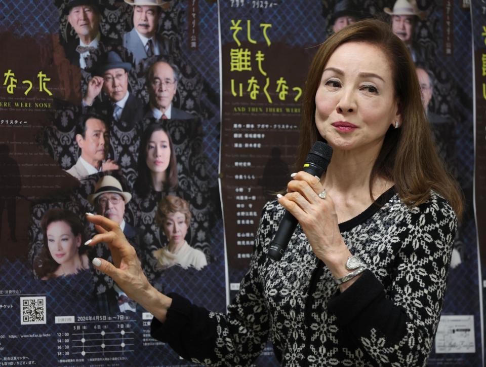 　ポスターに掲載された自身の写真（左下）のエピソードについ話す夏樹陽子（撮影・西岡正） 