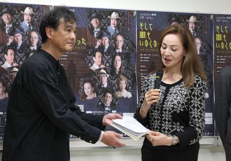 　夏樹陽子（右）に山本陽子さんの台本を手渡す野村宏伸（撮影・西岡正） 