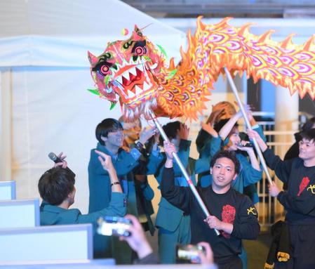 　ＳＵＰＥＲ★ＤＲＡＧＯＮの上を舞う龍（撮影・堀内翔）