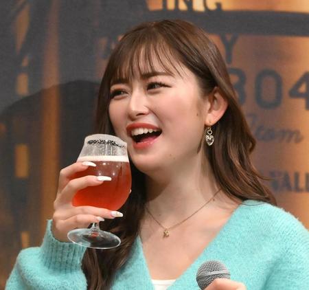 　クラフトビールを飲んで思わず笑顔になるゆうちゃみ（撮影・堀内翔）