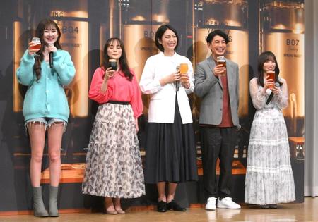 　クラフトビールを手に笑顔を見せる（左から）ゆうちゃみ、牧瀬里穂、松下奈緒、藤木直人、日向坂４６の齊藤京子（撮影・堀内翔）