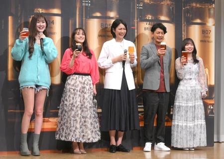 　クラフトビールを手に笑顔を見せる（左から）ゆうちゃみ、牧瀬里穂、松下奈緒、藤木直人、日向坂４６の齊藤京子（撮影・堀内翔）