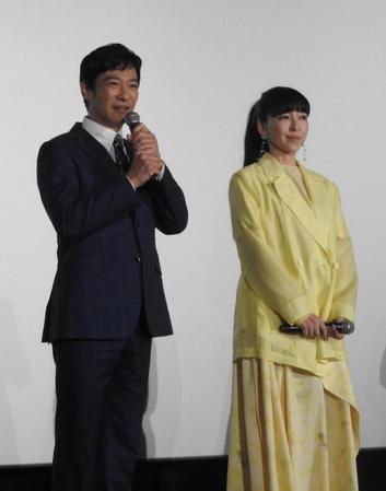 　笑顔であいさつする堺雅人（左）と麻生久美子