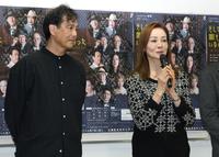 　野村宏伸（左）の横で思いを語る夏樹陽子（撮影・西岡正）