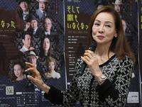 　ポスターに掲載された自身の写真（左下）のエピソードについ話す夏樹陽子（撮影・西岡正） 