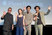 　手を振る（左から）三池崇史監督、加藤小夏、賀来賢人、小澤征悦