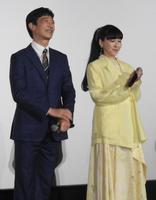 　壇上で満面の笑みを浮かべる堺雅人（左）と麻生久美子