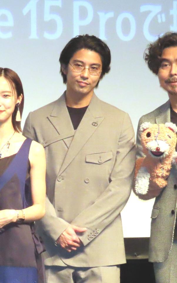 　試写会に出席した賀来賢人