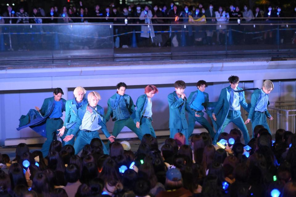 　軽快なダンスを披露するＳＵＰＥＲ★ＤＲＡＧＯＮ（撮影・堀内翔）