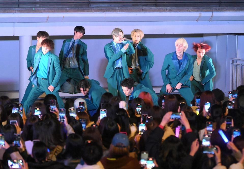 　メジャーデビューに向けて軽やかなダンスを披露するＳＵＰＥＲ★ＤＲＡＧＯＮ（撮影・堀内翔）