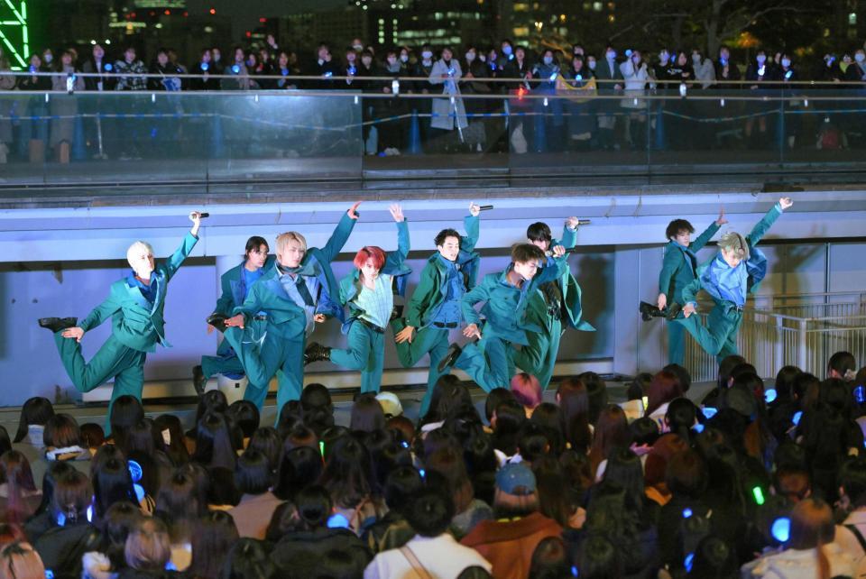 　軽快なダンスを披露するＳＵＰＥＲ★ＤＲＡＧＯＮ（撮影・堀内翔）