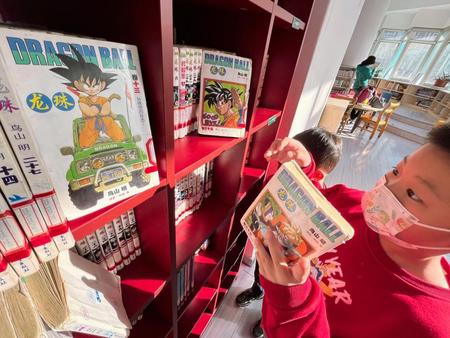 　北京市内の図書館で、中国語に翻訳された「ドラゴンボール」を手にする子ども（共同）