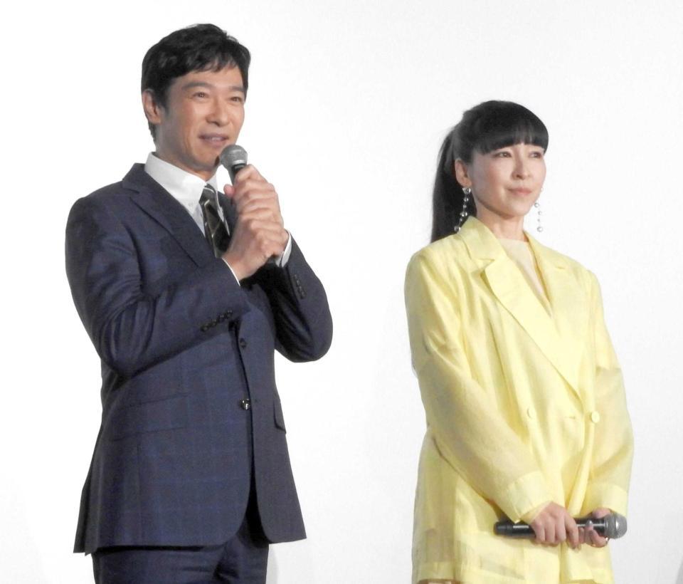 　笑顔であいさつする堺雅人（左）と麻生久美子