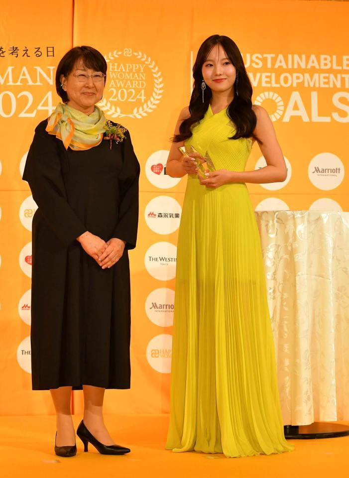 　ＨＡＰＰＹＷＯＭＡＮ賞を受賞しプレゼンターと写真におさまる本田真凜さん（右）＝撮影・持木克友