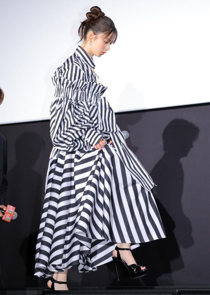 　ロングドレスで登場した齋藤飛鳥（撮影・吉澤敬太）