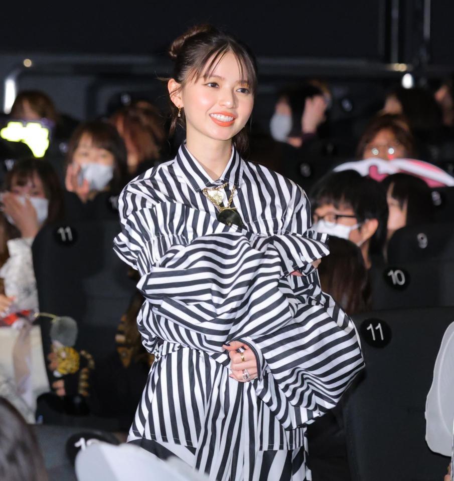 　笑顔で入場する齋藤飛鳥（撮影・吉澤敬太）