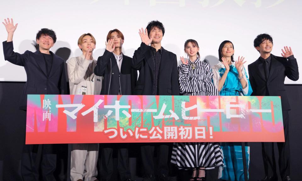 　笑顔で手を振る（左から）青山貴洋監督、宮世琉弥、高橋恭平、佐々木蔵之介、齋藤飛鳥、木村多江、津田健次郎（撮影・吉澤敬太）