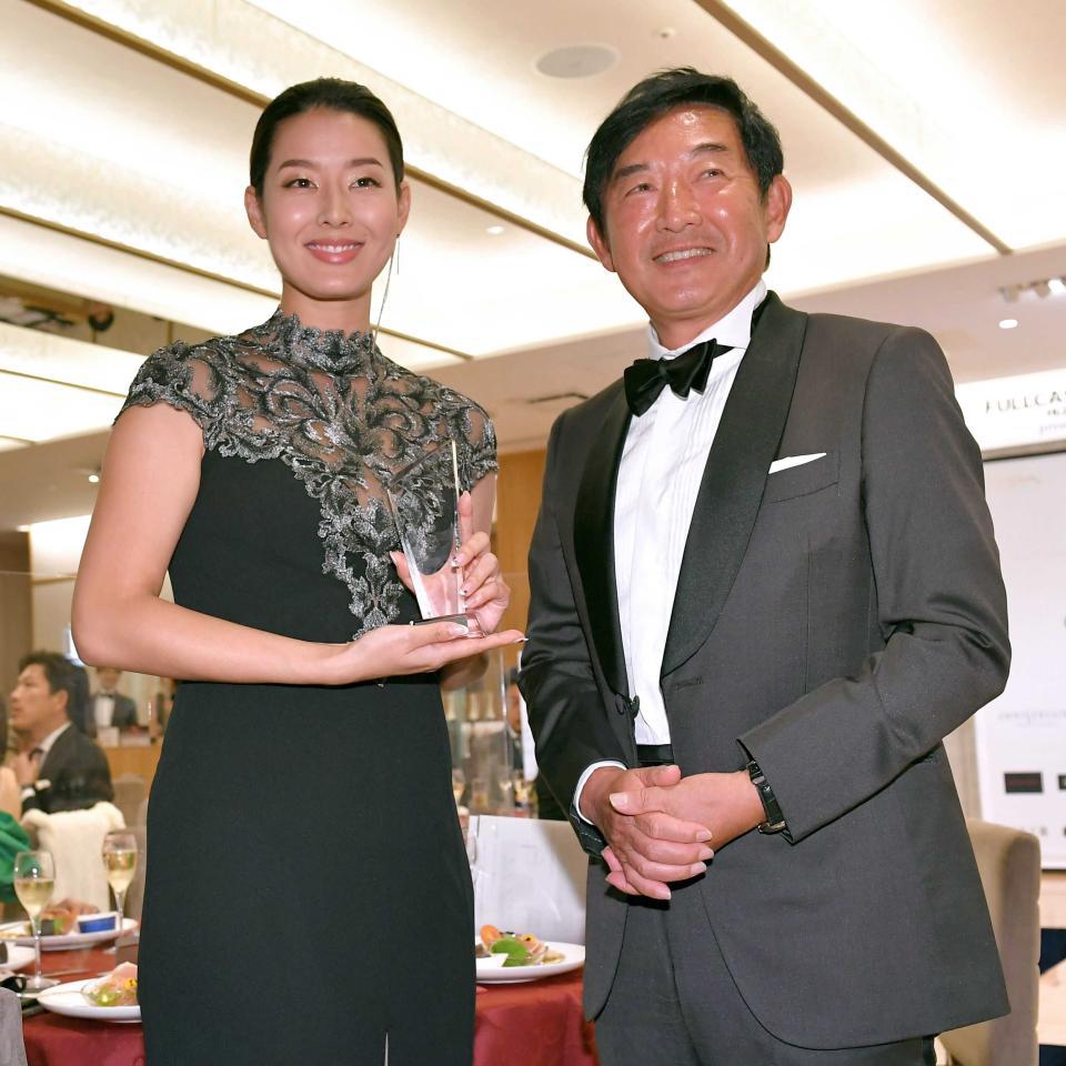　ベストフォーマルウェアアワード授賞式で石田純一（右）と並んで笑顔を見せるすみれ＝２０２１年