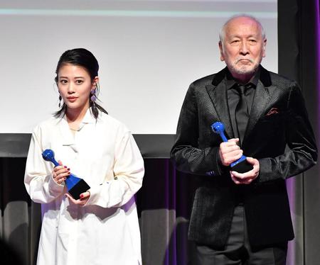　海外映画・ドラマ賞を受賞した（左から）高畑充希と村井國夫（撮影・持木克友）