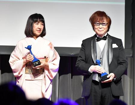 　功労賞を受賞した（左から）山田栄子、古川登志夫（撮影・持木克友）
