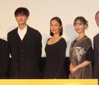 　舞台あいさつに出席した（左から）岡田将生、黒木華、松井玲奈