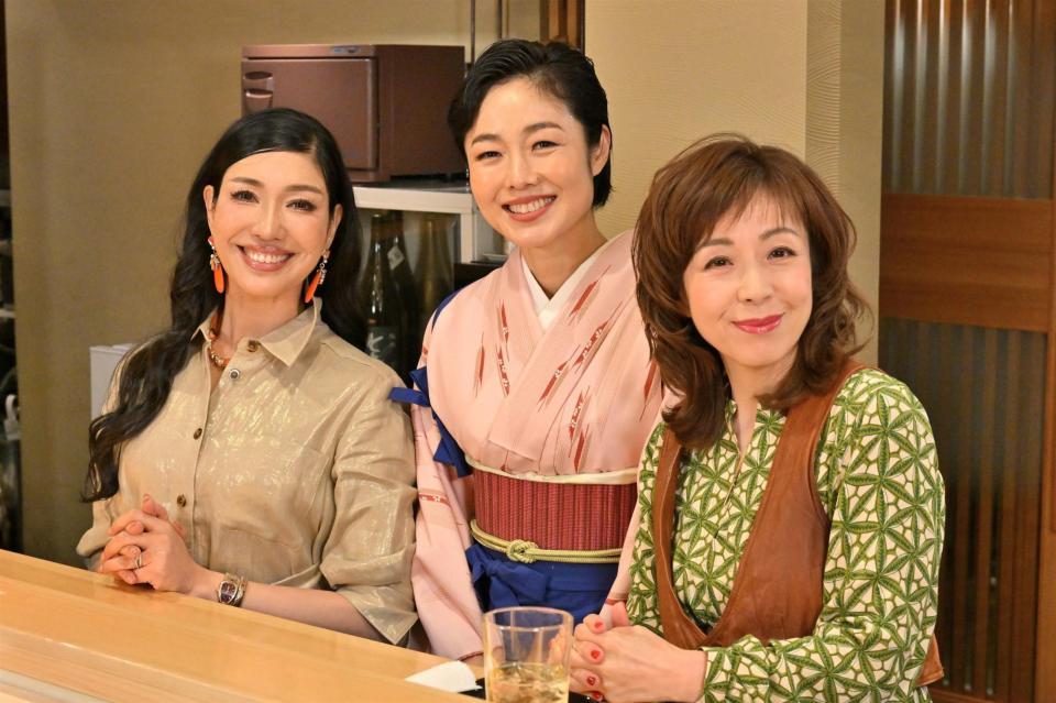 　「おしゃべり小料理ゆみこ」の収録を行った（左から）アンミカ、有働由美子、羽野晶紀