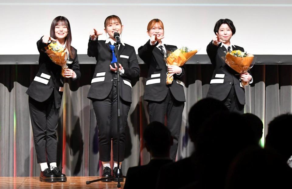 　歌唱賞を受賞した結束バンドのメンバー（撮影・持木克友）