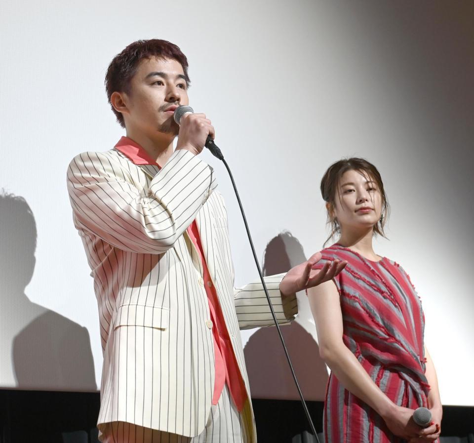 　舞台あいさつに登壇した富田健太郎（左）とさとうほなみ（撮影・園田高夫）