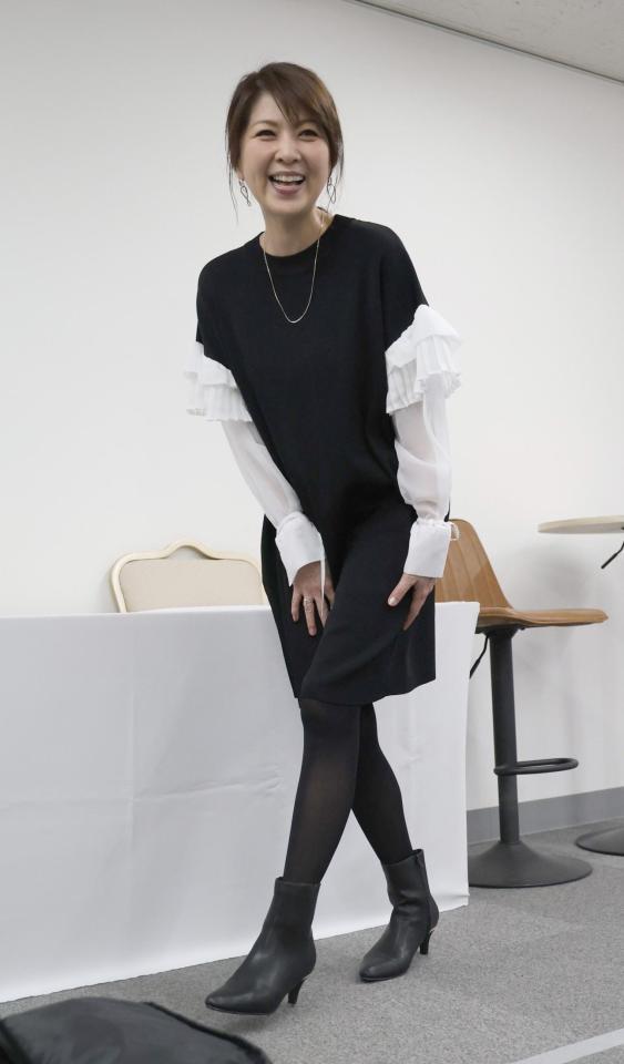 　囲み会見を終えて引き揚げる飯島直子（撮影・西岡正）