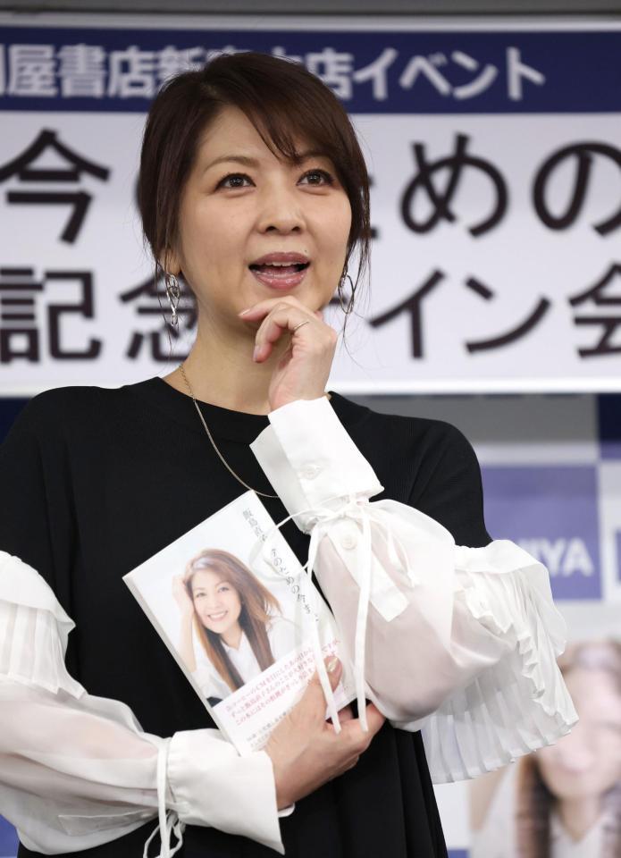 　報道陣の質問に応える飯島直子（撮影・西岡正）