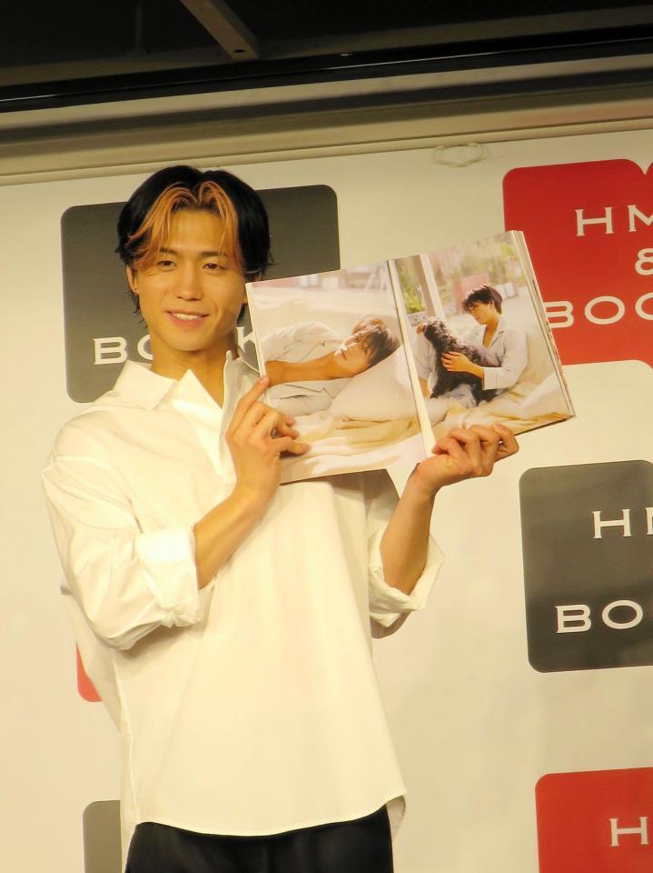 　初写真集のお気に入りカットを披露する瀬口黎弥