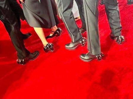　山崎貴監督らはかかと部分にゴジラの爪を模した「ゴジラシューズ」を履いてアカデミー賞に出席（現地１０日）©２０２３　ＴＯＨＯ　ＣＯ．，　ＬＴＤ．