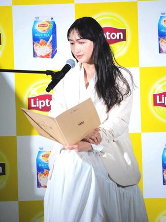 　ＡＩが創作した恋愛小説を朗読する香椎由宇