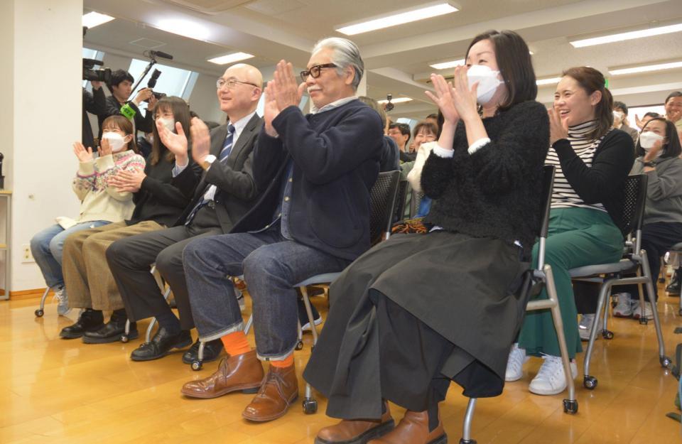 　受賞した瞬間、拍手とともに声を上げて喜んだスタジオジブリ社員