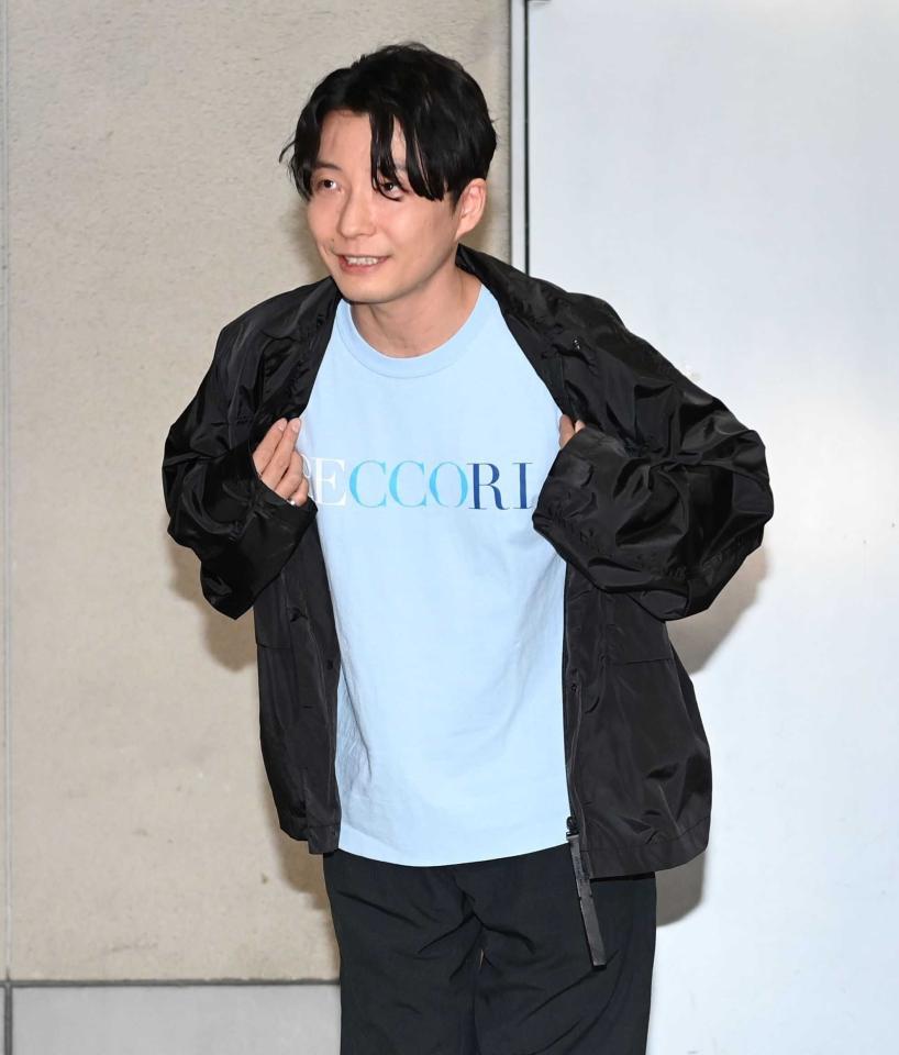 　ずん・飯尾和樹の「ＰＥＣＣＯＲＩ」Ｔシャツを着用して登場した星野源＝２０２１年5月２５日