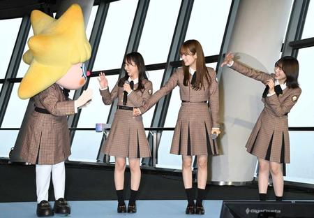 　同じ制服を着用したソラカラちゃんを迎える日向坂４６の（右から）丹生明里、佐々木久美、齊藤京子（撮影・棚橋慶太）