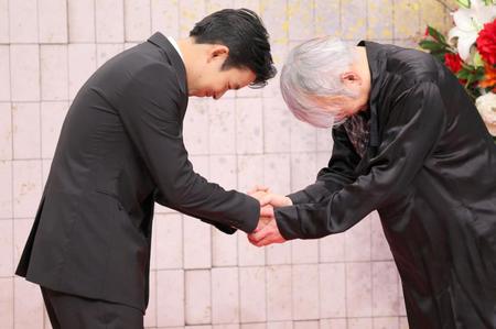 　八津弘幸氏（右）と固く握手する仲野太賀（撮影・吉澤敬太）