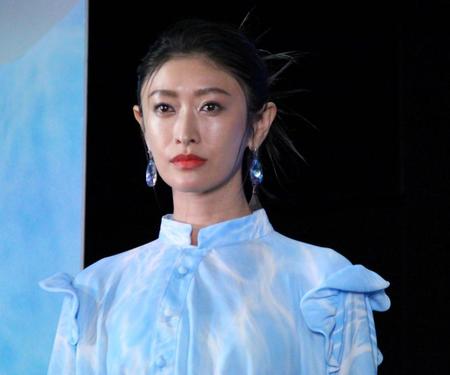 　ランウェイを歩く山田優