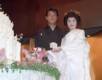 　ハワイで挙式後、国内の披露宴でケーキカットする（左から）布施博、古村比呂夫妻（１９９２年２月８日）