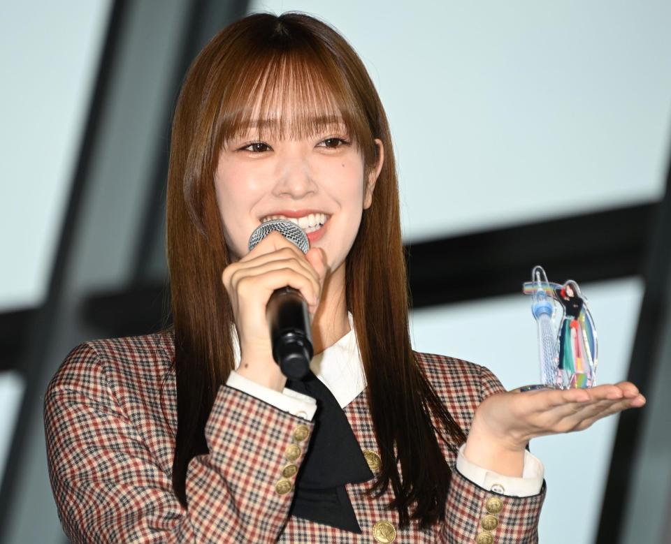 　コラボグッズを紹介する日向坂４６・佐々木久美（撮影・棚橋慶太）