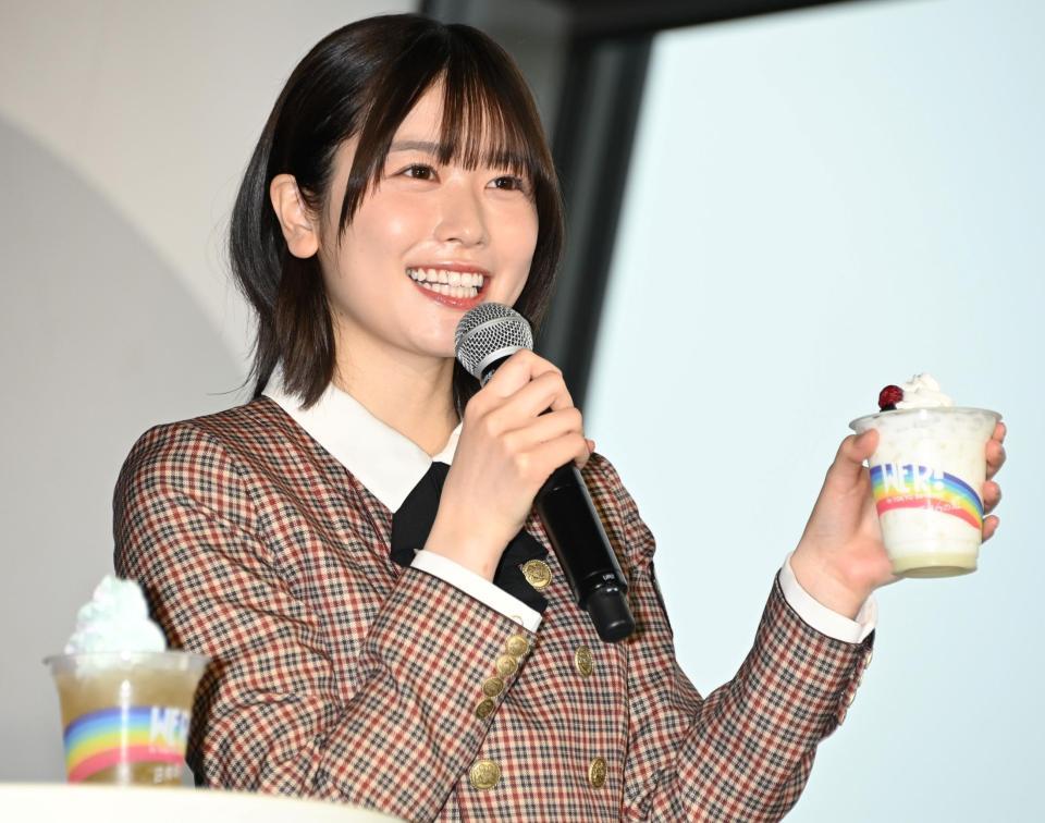 　コラボメニューを紹介する日向坂４６・丹生明里（撮影・棚橋慶太）