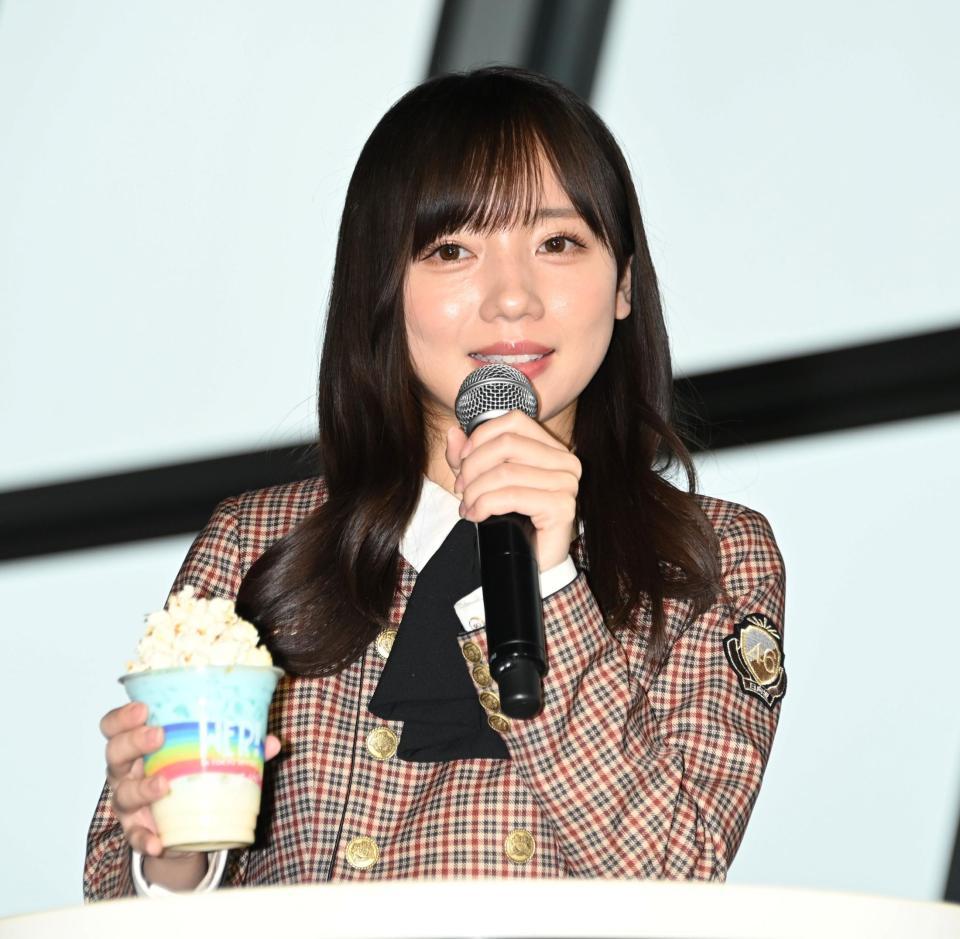　コラボメニューを紹介する日向坂４６・齊藤京子（撮影・棚橋慶太）