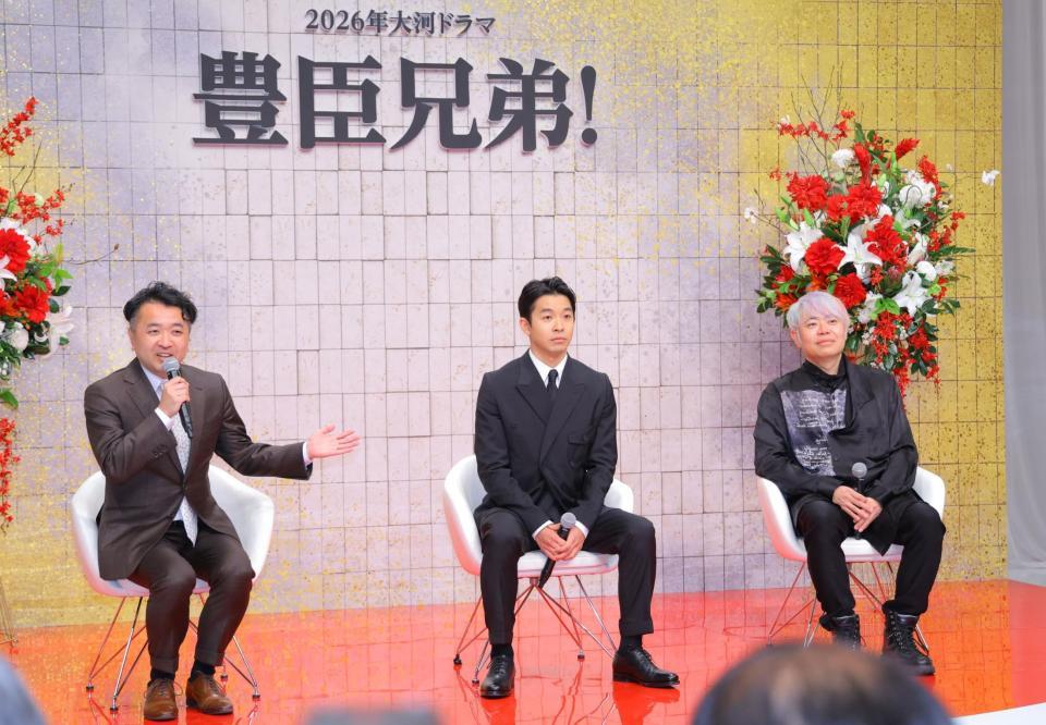 　大河ドラマ「豊臣兄弟！」の主演に決まった仲野太賀（中央）＝撮影・吉澤敬太