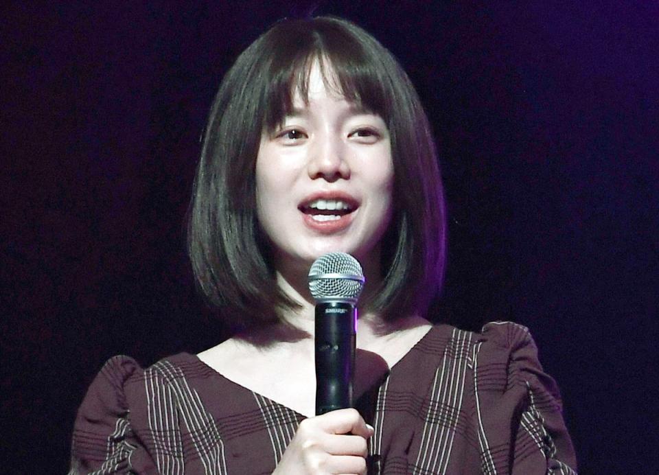 2025年のクリスマス 激レアさん」弘中アナの唯一の同期 報道美人アナが代役登場 トップス